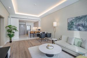 Posezení v ubytování Sleek 1BR at The Palm Tower Palm Jumeirah by Deluxe Holiday Homes