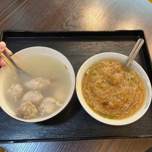 - un plateau avec deux bols de soupe et de boulettes de viande dans l'établissement 鹿鹿咪民宿, à Lukang