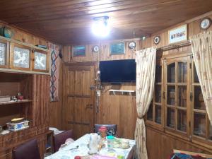a room with a table and a tv on the wall at Cabaña Uspallata, Mendoza. Para 4 personas in Uspallata