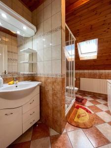 a bathroom with a sink and a shower at Magyar Apartmanházak I-III. in Zalakaros