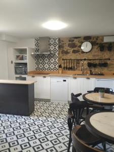 Albergue Aldea da Pedreira的厨房或小厨房