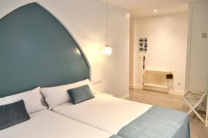 Кровать или кровати в номере Hotel Alda Puerta Del Sol