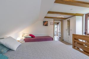 Postel nebo postele na pokoji v ubytování Merry's Relax House With Pool - Happy Rentals
