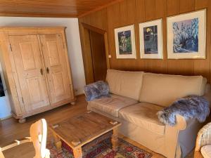 - un salon avec un canapé et une table basse dans l'établissement Ski und Therme 1, à Bad Kleinkirchheim