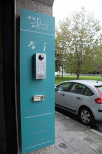 un panneau indiquant un compteur de stationnement avec une voiture dans l'établissement Alda Puerta Coruña, à La Corogne