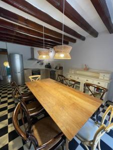 Santa Magdalena de Pulpis的住宿－La Casa del Carrer Major，一间带木桌和椅子的用餐室