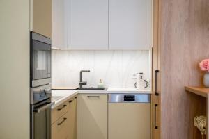 Kuchyňa alebo kuchynka v ubytovaní MyFlat Coral 64 Premium Apartment