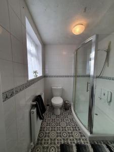A bathroom at Polly's Place - A lovely 3 bed first floor flat, near to beach with free parking