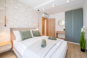 Posteľ alebo postele v izbe v ubytovaní MyFlat Coral 64 Premium Apartment