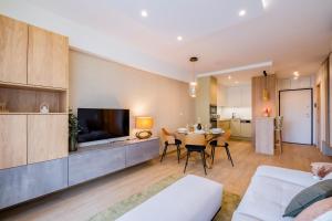 Televízia a/alebo spoločenská miestnosť v ubytovaní MyFlat Coral 64 Premium Apartment