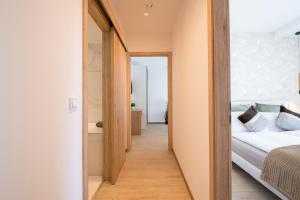 Posteľ alebo postele v izbe v ubytovaní MyFlat Coral 64 Premium Apartment