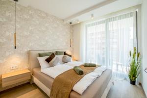 Posteľ alebo postele v izbe v ubytovaní MyFlat Coral 64 Premium Apartment