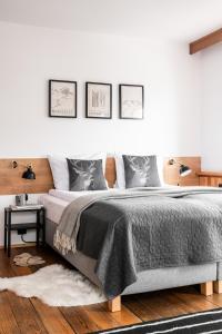 una camera con un grande letto con tre immagini appese al muro di Kwatera Górska 903mnpm a Zakopane