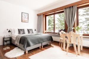 ザコパネにあるKwatera Górska 903mnpmのベッドルーム1室(ベッド1台、テーブル、椅子付)