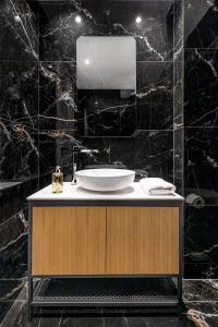 Kúpeľňa v ubytovaní Filopappou Hill Suites by Athens Stay