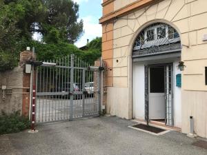 un accès à un bâtiment avec une porte dans l'établissement RomaKumamoto, à Rome