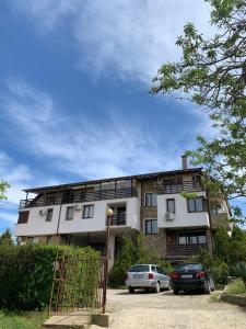 a building with two cars parked in front of it at Апартамент Silver Star in Sozopol