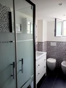 La salle de bains est pourvue de toilettes et d'un lavabo. dans l'établissement RomaKumamoto, à Rome