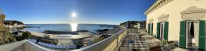 uma vista para o oceano a partir de uma varanda de um edifício em Locanda Garzelli em Quercianella