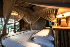 מיטה או מיטות בחדר ב-South Okavango - Omogolo Hideaways