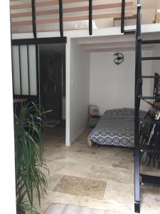 1 dormitorio con 1 cama en una habitación en Studio Moderne, en Saint-Symphorien-dʼOzon