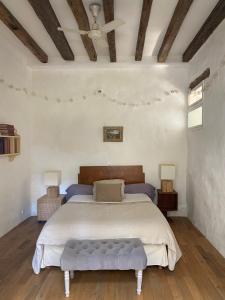 - une chambre avec un grand lit et un plafond dans l'établissement BedandBeige, La Belle Etape, à Linas