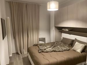 ein Schlafzimmer mit einem Bett mit einer Decke darauf in der Unterkunft MAD casa vacanze Bernalda in Bernalda