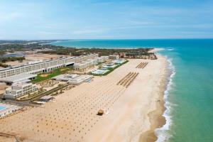 una vista aerea di una spiaggia con edifici e l'oceano di Hotel Riu Baobab - All Inclusive a Pointe-Sarène