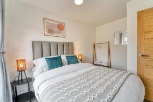 Tempat tidur dalam kamar di Guest Homes - Coney Green
