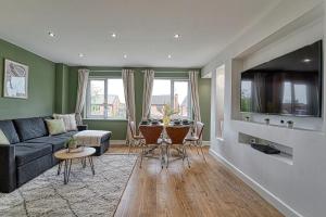 uma sala de estar com um sofá e uma mesa em Guest Homes - Coney Green em Worcester