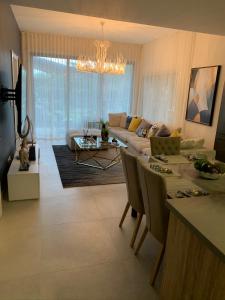 sala de estar con sofá y mesa en Luxury condo in cap cana, en Punta Cana