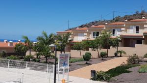 un edificio con un cartello davanti di VILLA LORA Modern & New townhouse 2 Bedroom a Puerto de Santiago