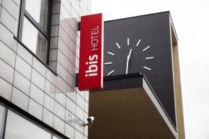 a sign on the side of a building at Ibis Kaunas Centre in Kaunas
