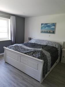 a bedroom with a large bed in a room at Oklahoma Home in Ockholm