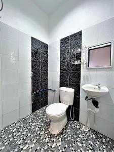 a bathroom with a toilet and a sink at Suang Noh Homestay Kundasang in Kundasang