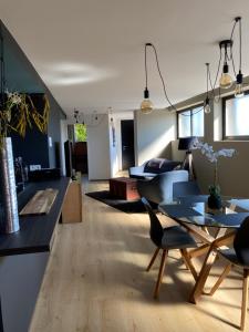 - un salon avec une table et un canapé dans l'établissement Appartement atypique Epinal Gare, à Épinal