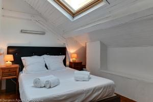 ein Schlafzimmer mit einem großen Bett mit Handtüchern darauf in der Unterkunft Villa Lamartine in Aix-les-Bains