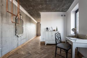 uma sala de estar com um lavatório e uma mesa em Apartamenty Przystanek Przy Klifie em Gdynia