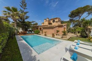 widok na dom z basenem w obiekcie Villa Plomer Serra w Playa de Muro