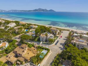z góry widok na plażę z domami i ocean w obiekcie Villa Plomer Serra w Playa de Muro