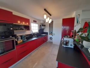 Η κουζίνα ή μικρή κουζίνα στο Les Issambres, appartement pour quatre personnes +9 φωτογραφίες
