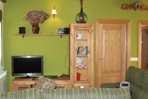 TV a/nebo společenská místnost v ubytování Balkonpe II + 4 fotografie
