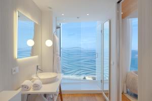 Łazienka z umywalką i widokiem na ocean w obiekcie Hotel Marina Badalona w mieście Badalona
