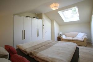 um quarto com uma cama grande e uma clarabóia em "Strandhus Fink" em Dierhagen