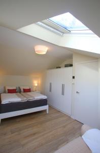 - une chambre avec un lit et une lucarne dans l'établissement "Strandhus Fink", à Dierhagen