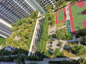 una vista aérea de un edificio con plantas en él en Lovely Sweet Home en Johor Bahru