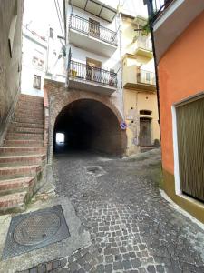 un túnel con una escalera que conduce a un edificio en Casa Romeo, en SantʼArcangelo