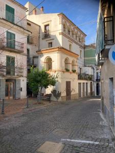 una calle vacía en una ciudad con un edificio en Casa Romeo, en SantʼArcangelo
