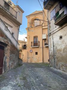 una calle vacía en un callejón entre dos edificios en Casa Romeo, en SantʼArcangelo