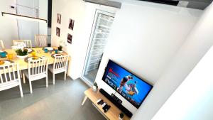 Televízia a/alebo spoločenská miestnosť v ubytovaní St Emmerich Residence
